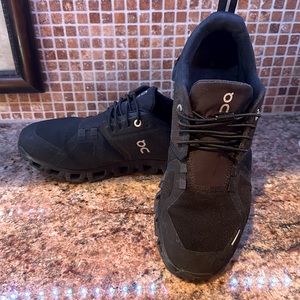 On Running - EUC - Women’s Black Cloud Waterproof Running Shoes Size 9